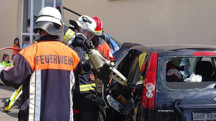 Die Feuerwehr verschafft sich mit der "großen Seitenöffnung" Platz, um den "Verletzten" aus dem Auto retten zu können. Foto: Stephanie Elm