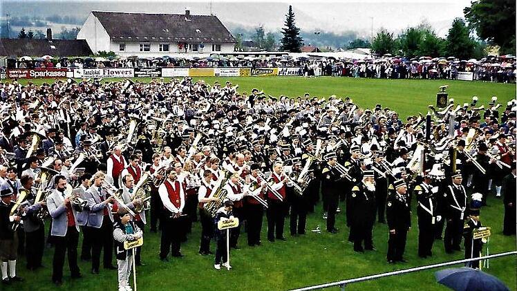 Bereits vier Bundesbezirksmusikfeste haben die Stockheimer organisiert. Unsere Aufnahme entstand 1995 am "Maxschacht" mit etwa 2000 Aktiven.      Gerd Fleischmann