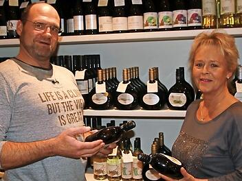 Gabriele Heidenreich und Thorsten Nickol beraten ihre Kunden, um ihnen ein Geschmackserlebnis zu bieten. Foto: Matthias Einwag