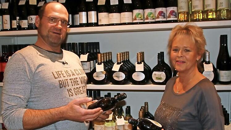 Gabriele Heidenreich und Thorsten Nickol beraten ihre Kunden, um ihnen ein Geschmackserlebnis zu bieten. Foto: Matthias Einwag