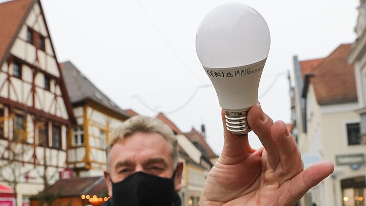 Karl-Heinz Fleckenstein ginge mehr als nur ein Licht auf: Wie  die Forchheimer Innenstadt attraktiver werden könnte, hat er sogar in einer wissenschaftlichen Abhandlung erklärt. Foto: Barbara Herbst