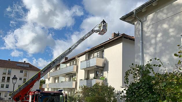 Bubenreuth: Kaminabdeckung verdeckt Schornstein - Feuerwehr rückt an