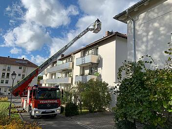 Bubenreuth: Kaminabdeckung verdeckt Schornstein - Feuerwehr rückt an