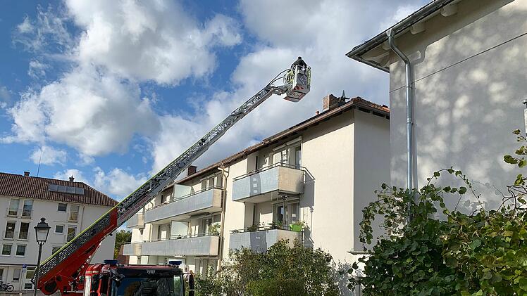 Bubenreuth: Kaminabdeckung verdeckt Schornstein - Feuerwehr rückt an