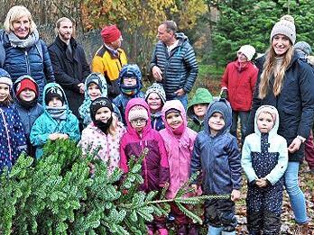 Waltraud Bauer, Simon Stölzel, Hermann Geier, Gerhard Theuer, Hildegard Geier und Anna Mara Kotschenreuther (hinten v. l.) starteten mit den Kindern die Christbaumsaison.