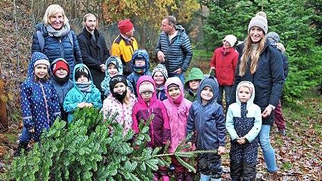 Waltraud Bauer, Simon Stölzel, Hermann Geier, Gerhard Theuer, Hildegard Geier und Anna Mara Kotschenreuther (hinten v. l.) starteten mit den Kindern die Christbaumsaison.
