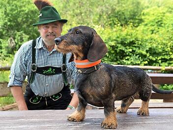 Erich Metz mit seinem "Schlack" von Rauenstein, einem sauschwarzen eineinhalb-jährigem Dackelrüden. Das jagdlich geführte Tier bekam bei der Zuchtschau des Deutschen Teckelclubs von 1888 Sektion Rhön - Saale ein "vorzüglich".  Foto: Peter Rauch