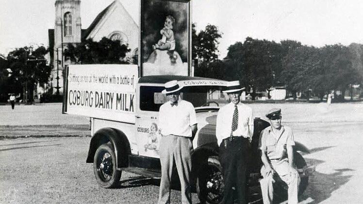 Francis Hanckel (links), Gründer der Firma Coburg Dairy, mit seinem Vater (Mitte) und einem Mitarbeiter vor einem alten Lieferwagen. Foto: The Post and Courier