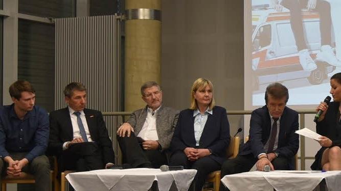 Zum Auftakt der bayernweiten Aus-und Weiterbildungswoche standen Rede und Antwort Oliver Hanft, Rainer Beck, Landrat Michael Busch, Dr. Birgit Weber, Friedrich Herdan, Moderatorin Julia Bach, MdL Jürgen W.Heike, Anton Staudigl, Dr. Rolf Eberwein, Brigitte Glos und Daniel Fietzek. Foto: Gabi Arnold