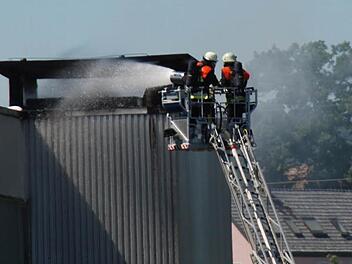 Wehrkräfte bekämpften von der Drehleiter aus das Feuer. Foto: Jürgen Scheibe