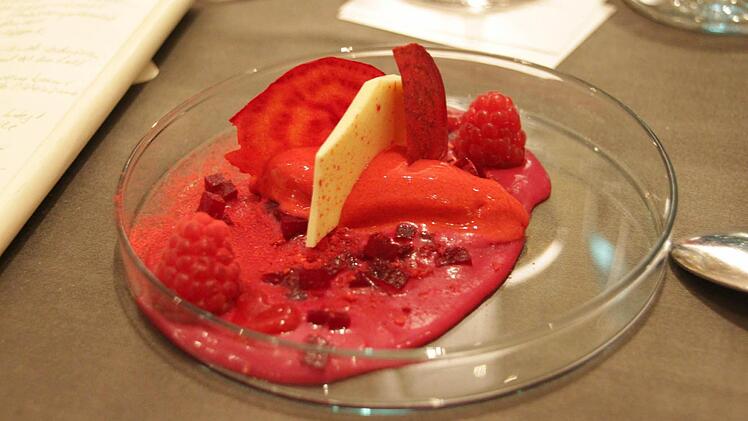 Himbeere - weiße Schokolade - Rote Bete: Für das Dessert gab's Applaus.