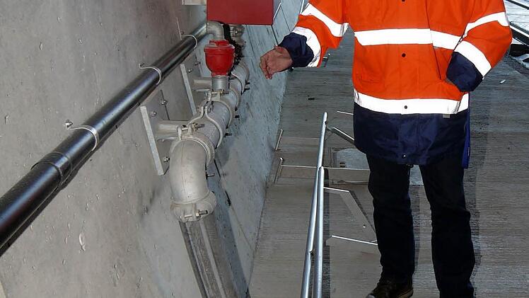 Karl-Georg Fröbel erklärt die Fluchtwege im Masserberg-Tunnel. Foto: Berthold Köhler