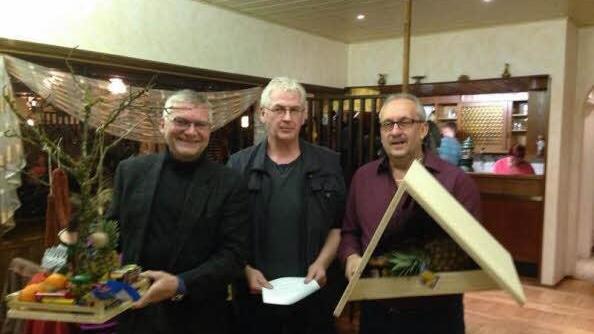 Baumwart Klaus Langen (links) und Vogelwart Karl-Heinz Zehe wurden aus ihren Ämtern verabschiedet, in der Mitte Michael Gehring. Foto: Verein