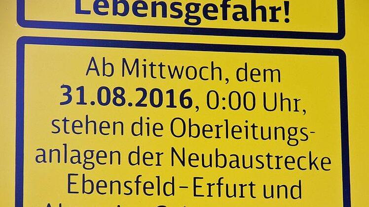 Unübersehbare Warnung: Seit 31. August 2016 steht die Strecke unter 15000 Volt Spannung.Oelzner