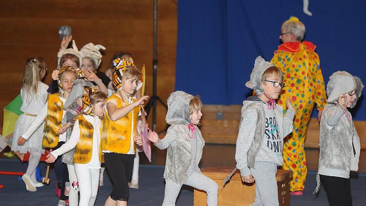 "Manege frei"  für Elefanten, Pferde und Löwen