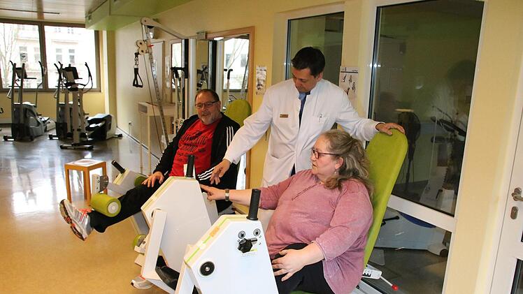 Chefarzt Dr. Klaus Herrmann leitet die Patienten Annegret Hohenfeld  und  Lutz Hähnel an. Ralf Ruppert