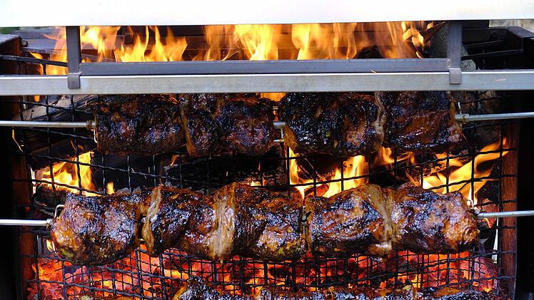 Der Holzgrill mit den Buchenscheiten hatte zur Mittagszeit den Spießbraten und die Bratwürste fertig gegart. Gerd Schaar