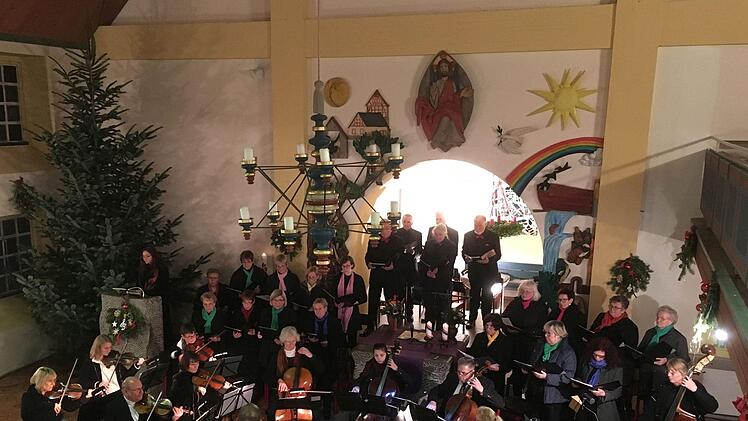 Die Sängervereinigun Bad Rodach und das Collegium musicum Hildburghausen unter der Gesamtleitung von Kirchenmusikdirektor Torsten Sterzik gestalteten ein Konzert in der Kirche St. Salvator in Untersiemau.Foto Jochen Berger