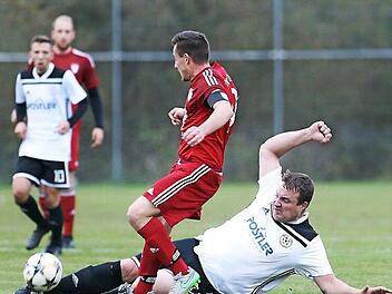 Daniel Stürmer (beim Grätschen) steht mit seiner SpVgg Lauter kurz vor dem Titelgewinn. Foto: Archiv/sportpress