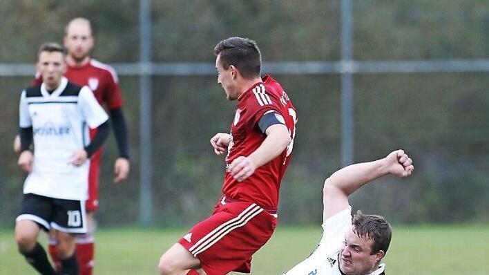 Daniel Stürmer (beim Grätschen) steht mit seiner SpVgg Lauter kurz vor dem Titelgewinn. Foto: Archiv/sportpress