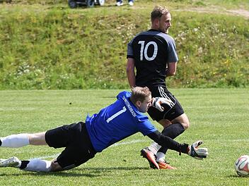 Der Siegtreffer f&uuml;r den TSV Marktzeuln: Alleine vor dem Tor zieht der Marktzeulner Daniel Jahn nach links und &uuml;berlistet so Breiteng&uuml;&szlig;bachs Torwart Christian Stapf. Foto: Gunther Czepera