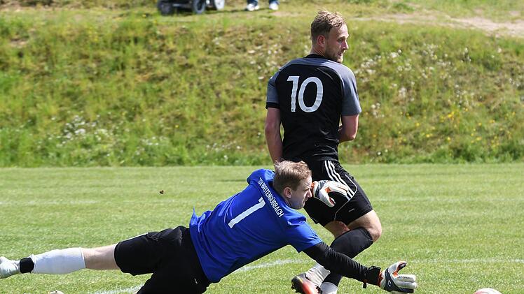 Der Siegtreffer f&uuml;r den TSV Marktzeuln: Alleine vor dem Tor zieht der Marktzeulner Daniel Jahn nach links und &uuml;berlistet so Breiteng&uuml;&szlig;bachs Torwart Christian Stapf. Foto: Gunther Czepera