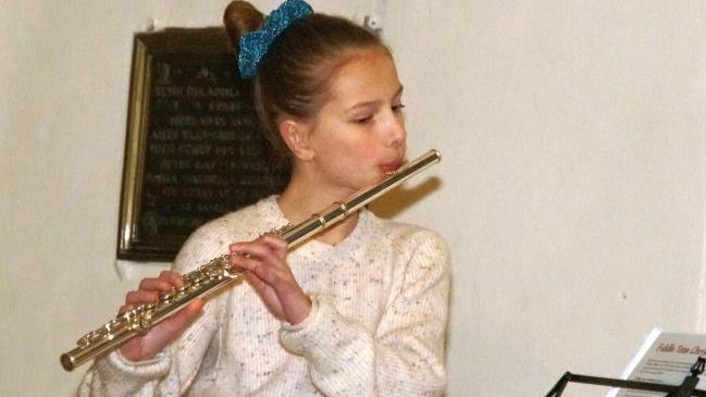 Auch zwei junge Nachwuchsmusikerinnen brachten sich bei dem Konzert ein, darunter Brecht Scheuven an der Querflöte.Mario Deller