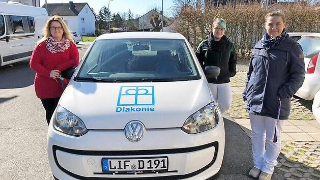 Einiges hat sich durch das Coronavirus in der ambulanten Pflege ver&auml;ndert, erkl&auml;ren Pflegedienstleitung Nadja St&ouml;cker (links), Stella Basler (Mitte) und Nadine Stromberger (rechts) von der Diakoniestation Michelau. Es fehle an Aufkl&auml;rung.  Foto: Diakoniestation Michelau