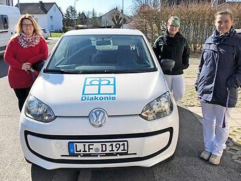 Einiges hat sich durch das Coronavirus in der ambulanten Pflege verändert, erklären Pflegedienstleitung Nadja Stöcker (links), Stella Basler (Mitte) und Nadine Stromberger (rechts) von der Diakoniestation Michelau. Es fehle an Aufklärung.  Foto: Diakoniestation Michelau