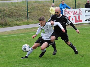 Nach der Führung geriet Felix Back (links) mit dem TSV Steinach noch in Schieflage, denn die Punkte im Kreisderby gingen letztlich an Artur Sibert und den SV Ramsthal. Foto: ssp