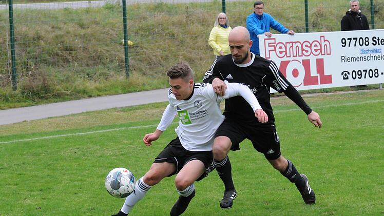 Nach der Führung geriet Felix Back (links) mit dem TSV Steinach noch in Schieflage, denn die Punkte im Kreisderby gingen letztlich an Artur Sibert und den SV Ramsthal. Foto: ssp