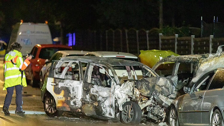"Die Flammen waren drei bis vier Meter hoch": Autos brennen nach Unfall vollständig aus