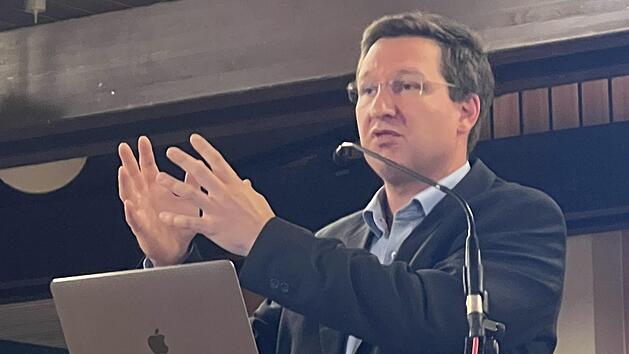 Prof. Dr. Marcel Romanos, Direktor der Klinik und Poliklinik f&uuml;r Kinder- und Jugendpsychiatrie des W&uuml;rzburger Universit&auml;tsklinikums sprach   &uuml;ber  "Pr&auml;vention von psychischen Erkrankungen in der Schule" in der Aula des Hammelburger Frobenius Gymnasiums.