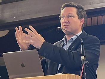 Prof. Dr. Marcel Romanos, Direktor der Klinik und Poliklinik für Kinder- und Jugendpsychiatrie des Würzburger Universitätsklinikums sprach   über  "Prävention von psychischen Erkrankungen in der Schule" in der Aula des Hammelburger Frobenius Gymnasiums.
