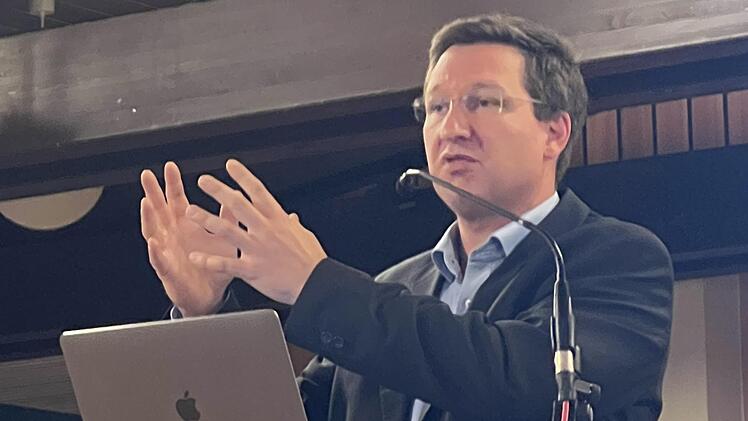 Prof. Dr. Marcel Romanos, Direktor der Klinik und Poliklinik für Kinder- und Jugendpsychiatrie des Würzburger Universitätsklinikums sprach   über  "Prävention von psychischen Erkrankungen in der Schule" in der Aula des Hammelburger Frobenius Gymnasiums.