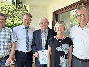 Der Mitbegründer der CSU Küps und langjährige Schatzmeister Heinrich Fischer (Mitte) konnte für 50-jährige Mitgliedschaft geehrt werden. Es gratulierten (von links nach rechts) CSU-Ortsvorsitzender Thorsten Stalph, Bürgermeister Bernd Rebhan, Frak...