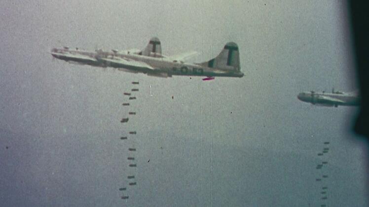 Aus einem dieser Flugzeuge wurde die Atombombe "Little Boy" über Hiroshima abgeworfen. Die B-29 Bomber waren bereits die Wochen zuvor mehrfach im Einsatz und bombardierten andere japanische Städte mit konventionellen Sprengsätzen. Doch Hiroshima blieb davon vorerst verschont. Wohl um ein Exempel zu statuieren.