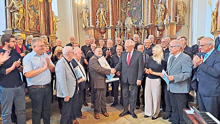 Die Scheck&uuml;bergabe erfolgte in der Pfarrkirche in Wei&szlig;enohe.Fr&auml;nkischer S&auml;ngerbund