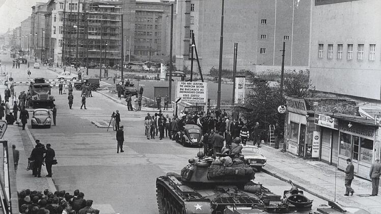 Historischer Moment: US-Panzer stehen am Grenz&uuml;bergang Checkpoint Charlie.