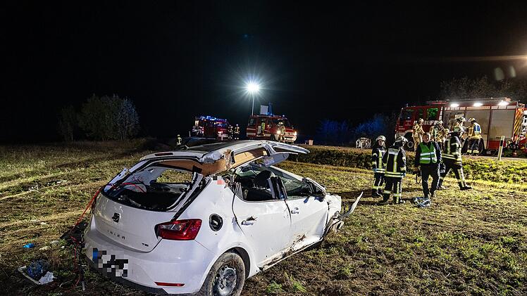 Auto kommt von Stra&szlig;e ab: Vier Verletzte im Kreis Lichtenfels