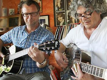 Acoustic Fingerpicking Blues heißt die stille Freude für Niko Wörtmann und Peter Schönmüller (von links). Den "Blackson-Rag", eine Eigenkomposition, spielen sie für den Pressetermin (und für die Leser unserer Zeitung im Internet).  Fotos: Brigitte Krause