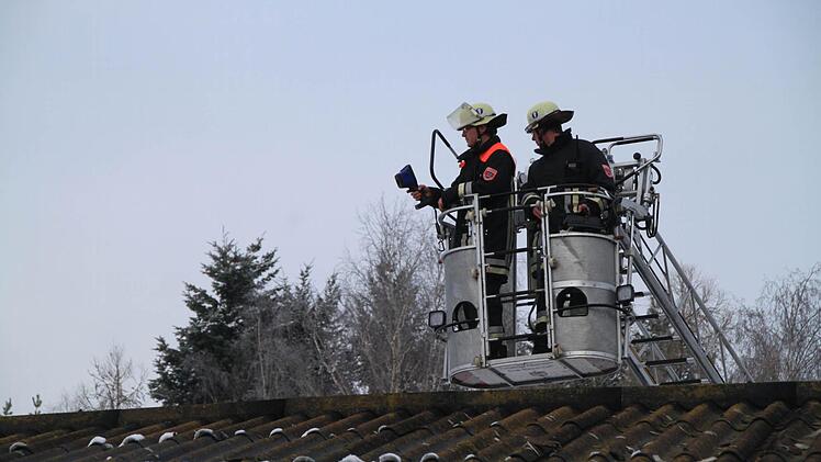 Feuerwehrleute untersuchten mit Wärmebildkamera die Brandstätte nach Glutnestern.