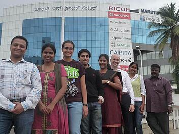 Das Team von Categis Solutions vor einem der vielen Technologieparks in Bangalore. Foto: PR