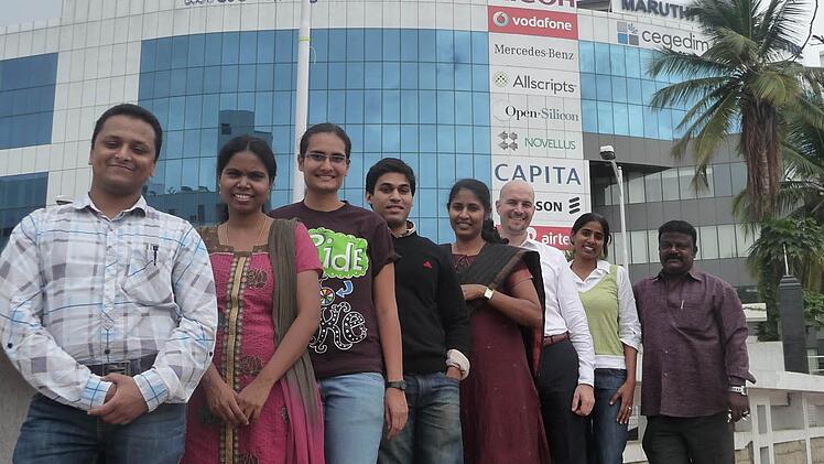 Das Team von Categis Solutions vor einem der vielen Technologieparks in Bangalore. Foto: PR