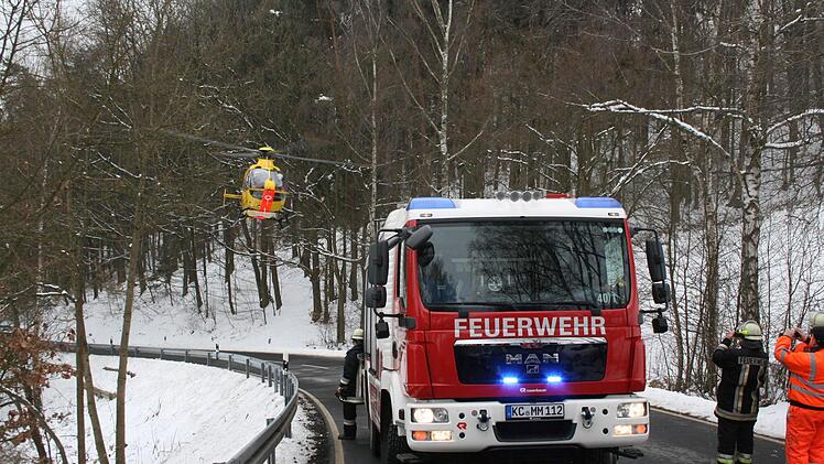 Der Rettungshubschrauber fliegt ohne Patientin davon.