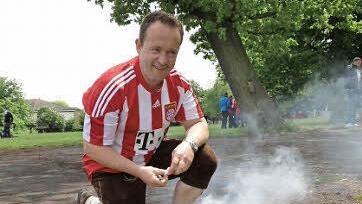 Hans Kuhn grillt Würstchen im Barham Park.
