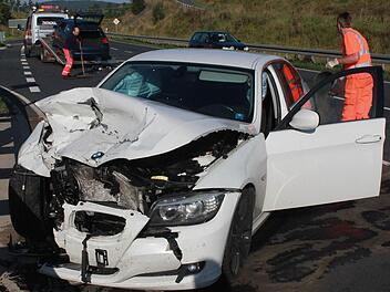 Der Coburger BMW landete zig Meter nach dem Zusammenstoß an der Leitplanke. Auch der Kronacher Audi - im Hintergrund auf dem Abschleppwagen - wurde total beschädigt. Foto: Friedwald Schedel