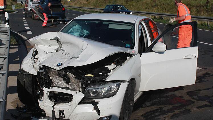 Der Coburger BMW landete zig Meter nach dem Zusammenstoß an der Leitplanke. Auch der Kronacher Audi - im Hintergrund auf dem Abschleppwagen - wurde total beschädigt. Foto: Friedwald Schedel