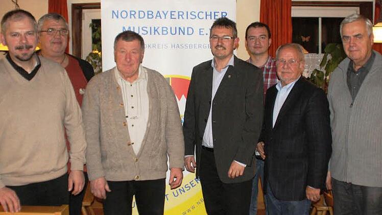 Im Landkreis Haßberge vertritt der Kreisvorstand des Nordbayerischen Musikbunds die Interessen der Musiker in den Kapellen. Unser Bild zeigt (von links) den neugewählten Vorstand: Die Beisitzer Rainer Stark, Reinhard Dünninger sowie Klemens Hau, Kreisvorsitzenden Peter Detsch und Stellvertretenden Kreisvorsitzenden Eduard Marpoder. Mit im Bild: Vizepräsident und Bezirksvorsitzender Werner Höhn und Ehren-Kreisvorsitzender Gerhard Leisentritt.  Foto: Nordbayerischer Musikbund