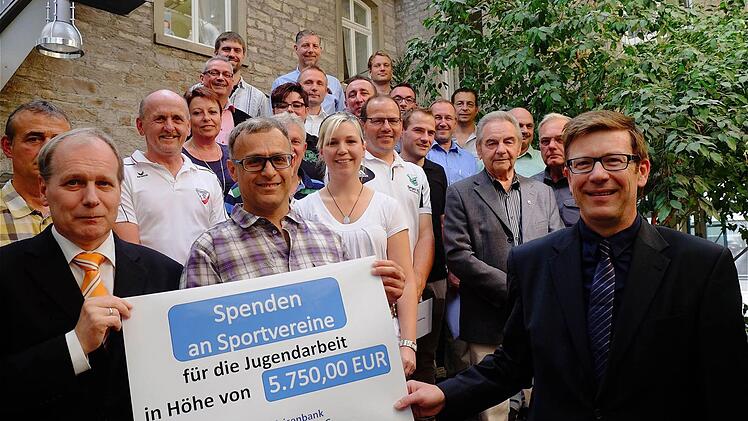 Die Übergabe erfolgte durch den Vorstand, vertreten mit den Direktoren Roland Knoll (links) und Jürgen Klubertanz. Im Hintergrund die Vertreter der Vereine. Foto: Gerd Schaar